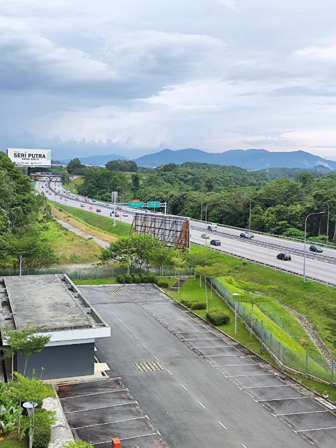 Kampong Sungai Buah Putra 1 Pool Homestay Bandar Seri Putra מראה חיצוני תמונה