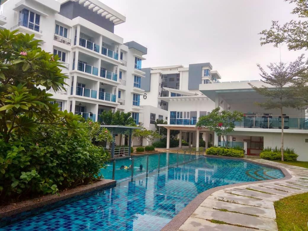 Kampong Sungai Buah Putra 1 Pool Homestay Bandar Seri Putra מראה חיצוני תמונה