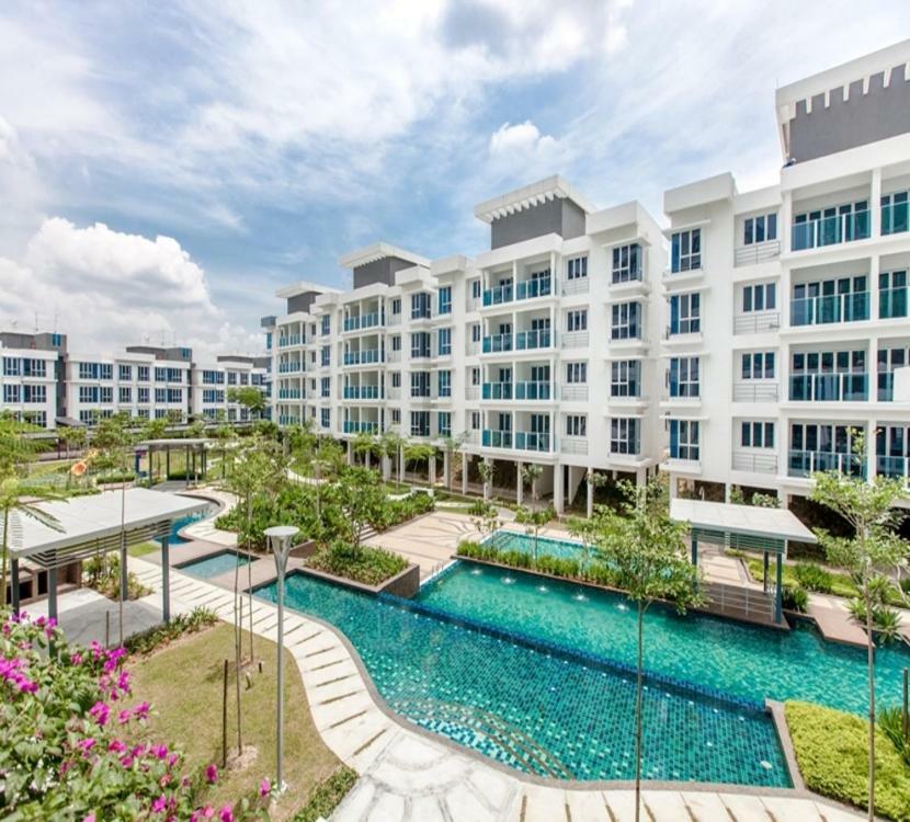 Kampong Sungai Buah Putra 1 Pool Homestay Bandar Seri Putra מראה חיצוני תמונה